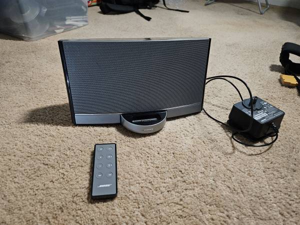 Bose sound dock w/remote 1