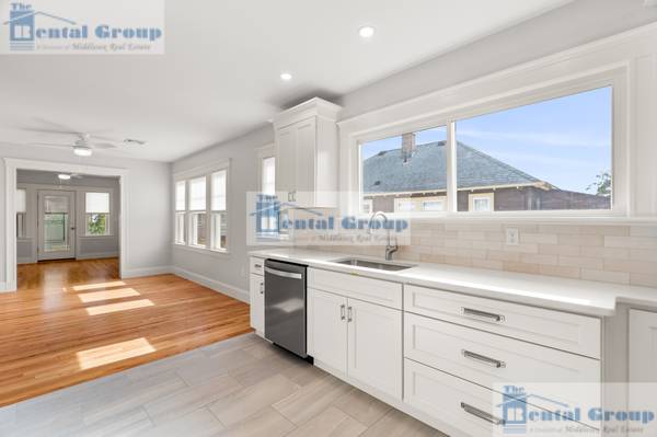 $4,000 / 3br - Stunning gut renovated 3 bed in Medford w/ laundry in unit, parking!!63802096892035121