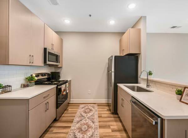 $1,192 / 1br - One Bedroom Apt w/a studio personality... open kitchen! (Burlington)64027276706178120