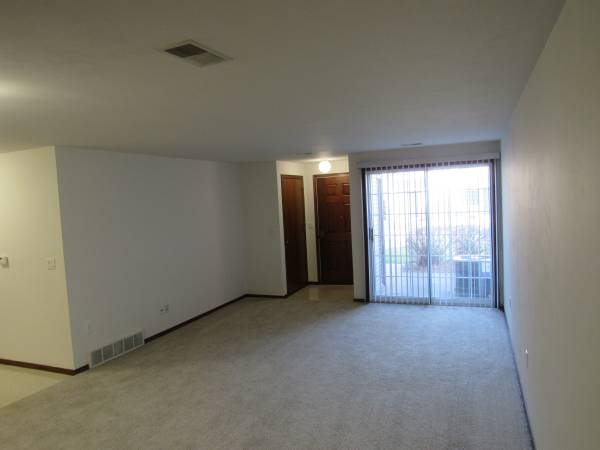 $1,575 / 3br - 1300ft2 - Hermoso adosado de 3 dormitorios disponible, ¡solicite hoy! (Este de Green Bay)63762463746177123