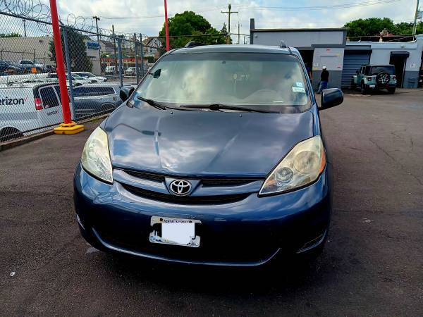 Toyota Sienna 2008 - $5,500 (Brooklyn)63654712464641120