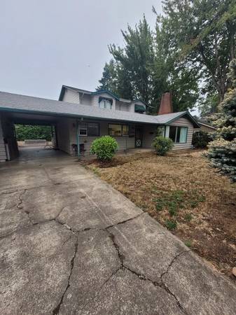 $600 / 1br - Private Room Available in the desirable Cal Young Area! (Eugene)63977278858114120