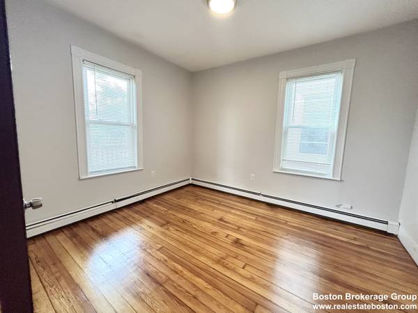 $895 / 4br - Room for Rent | 24 Maryland Street Unit 1 | Available Now (Dorchester)63699469420419123