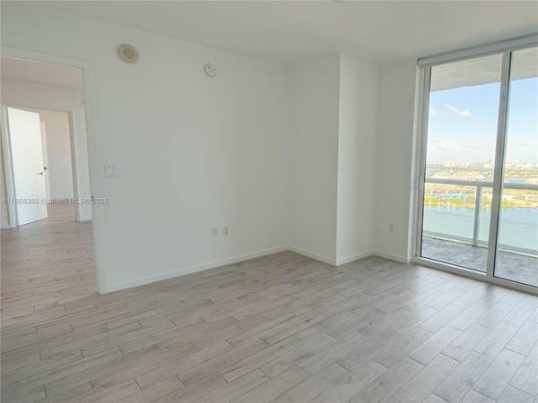 $4,400 / 2br - 1357ft2 - Oversized Terrace from this Split Plan 2bd+Den! (50 Biscayne- Downtown)64001847866881123