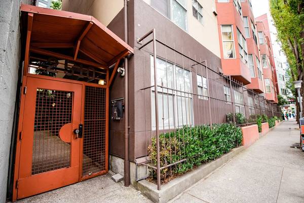 $1,499 / 426ft2 - Studio 1ba, Walk-In Closets, Views of Elliott Bay (2510 Western Avenue, Suite 100, Seattle, WA)63688549527937124