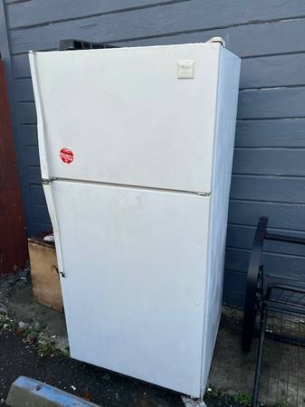 whirlpool 18 cu refrigerator working  good condition for free 1