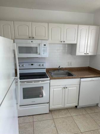 $2,375 / 2br - 2 Bedroom Near Beach! ELECTRIC INCLUDED; FULL MONTH FREE (Deerfield Beach)63825137689601120