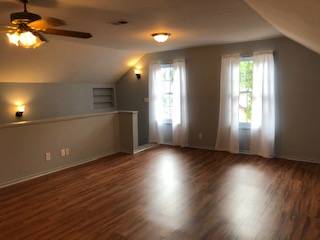 $1,050 / 1br - 1200ft2 - Disponible 1/8/2025. 1 dormitorio, 1 baño con habitación adicional en Westwood (Westwood)63656873930753120