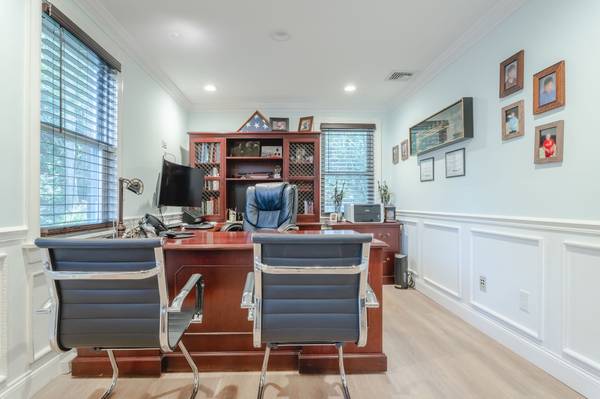 $1,800 / 800ft2 - Professional office with reception & waiting area 15 Thomas St Unit C (North Providence)64204823967490120