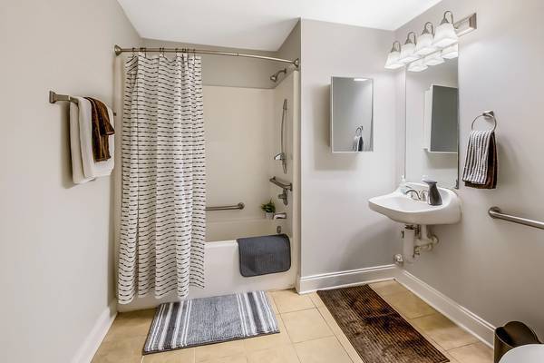 $950 / 2br - 1000ft2 - Renovated Two Bedroom Apartment (Burlington, NC)64027443874049120