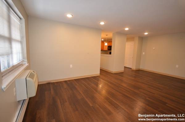 $2,900 / 2br - *NEEDHAM HEIGHTS-NO BROKER FEE; PARKING, IN-UNIT LAUNDRY, PET FRIENDLY (Needham Heights)63699507088387121