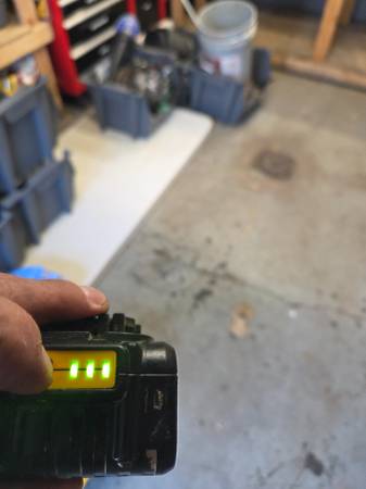 DEWALT DCB200 3.0 Ah 20V Li-Ion Premium Battery 1