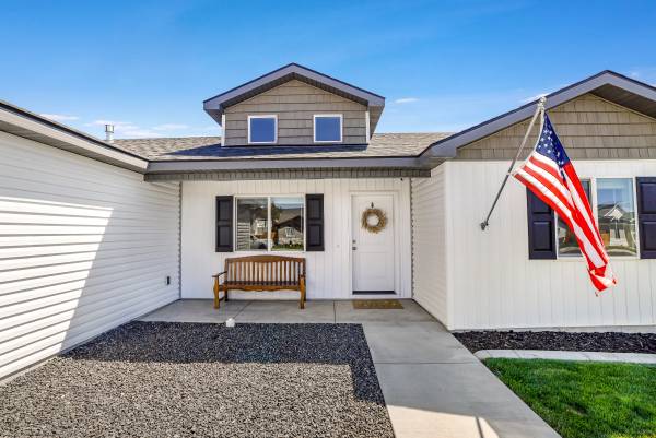 $2,100 / 4br - 1374ft2 - Bright & Modern 4-Bedroom / 2-Bath Home (Buhl)63963189709186121