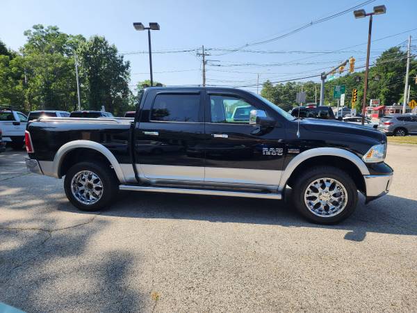 2013 Ram 1500 Laramie Crew Cab, solo 77 mil millas, como nuevo, informe Carfax limpio - $21,995 (Rowley)63484495977091123