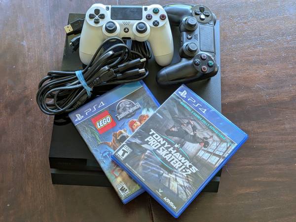 PlayStation 4, 2x controllers, 2x games 1