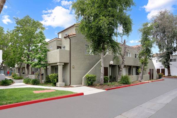 $1,959 / 1br - 704ft2 - Convenient Guest Parking, Fitness Center, 1/bd 1/ba (27303 N. Sara St., Los Angeles, CA)63857734128003121