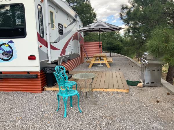One bedroom Rv in the wood 1