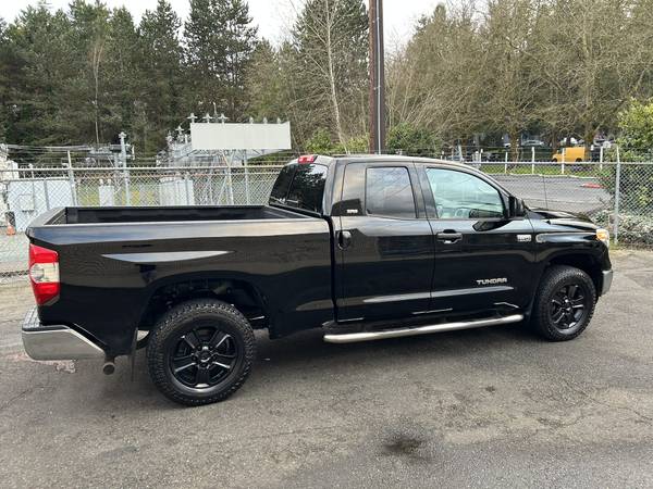 2014 Toyota Tundra Double Cab SR5 4WD 5.7L V8 --Clean title-- - $24,995 (kirkland)63613934778627123