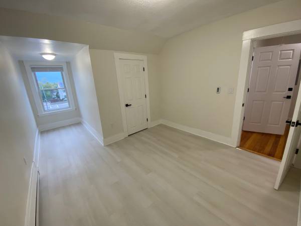 $3,200 / 3br - 1250ft2 - Renovated 3bd, 1bath Apartment in Dedham (Dedham)63655351148545123
