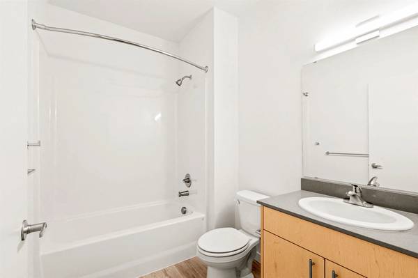 $2,531 / 2 habitaciones - 877 pies² - ¡Espacioso y elegante! ¡Has encontrado tu ideal de 2 dormitorios / 2 baños! (University Place - Cerca de varias universidades)63688607787905123