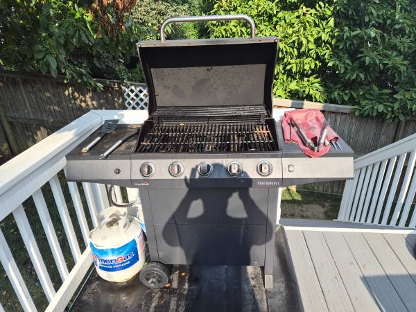 Char Broil Gas Grill w/ Propane Tank 1