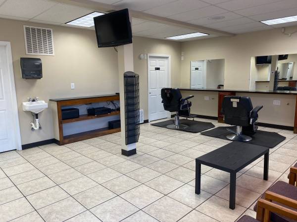 $1,150 / 800ft2 - Office - barbershop for lease (Mattydale NY)63982835425154120