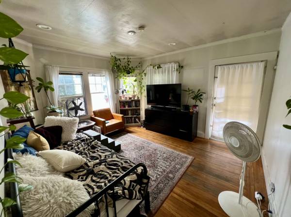 $2,300 / 2br - 740ft2 - Couples welcomed! --Sunny, hardwood floors, close to Telegraph (berkeley)63847324578945122