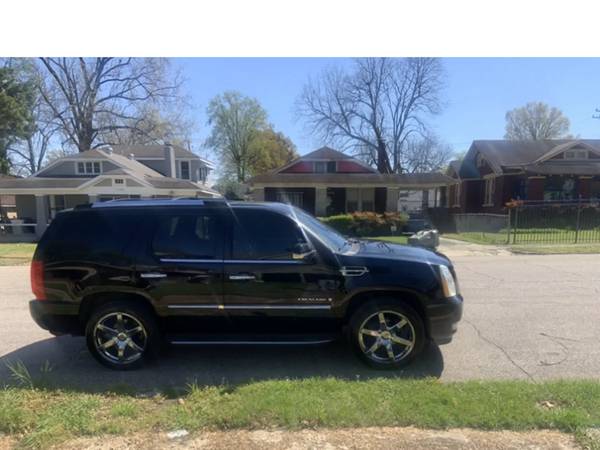 2008 Cadillac Escalade AWD – Luxury, Power & 7-Passenger Comfort 1