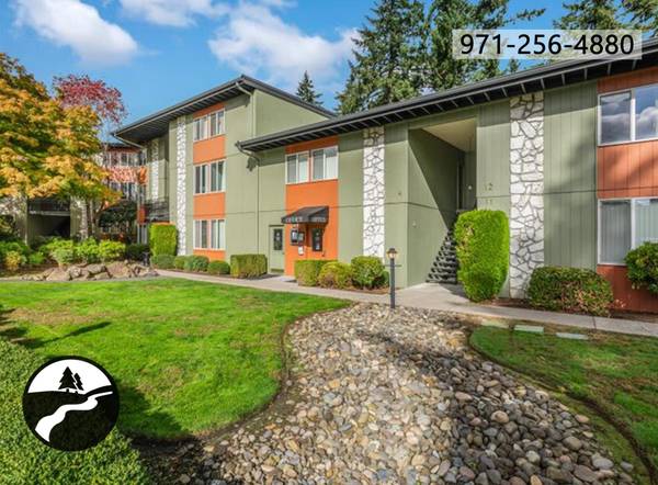 $1,595 / 2br - Visitor Parking and Energy Efficient Windows in our Retro Two Bed Unit (Milwaukie Heights)63867269187329120
