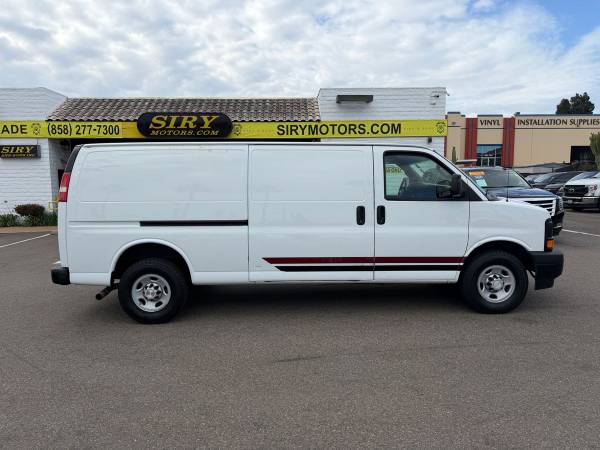 2017 Chevrolet Express 3500 - Photo 2