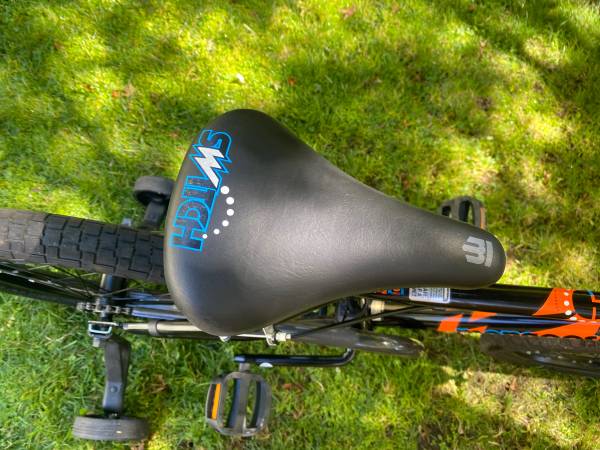 BICICLETA BMX MONGOOSE SWITCH KIDS DE 18 PULGADAS CON RUEDAS DE ENTRENAMIENTO NUEVA - $120 (REDWOOD CITY)63439527142913122