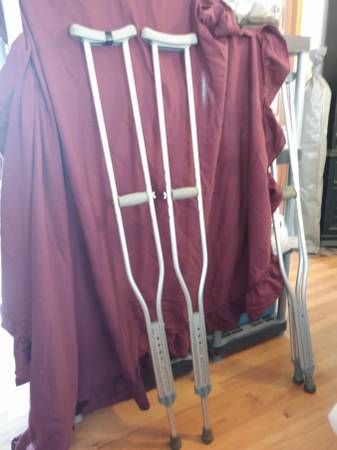 CRUTCHES TALL ADJUSTABLE HEIGHT 5'10" TO 6'6" 1