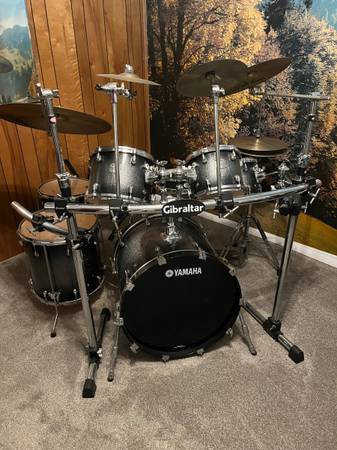 Yamaha drum set. Large set with cage and stool 1