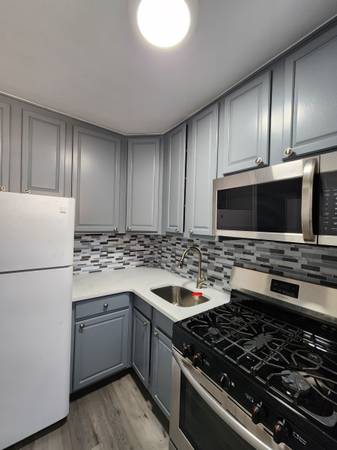 $2,600 / 1br - 1 bedoom with balcony ALL UTILITIES IN new apartment doorman building (REGO PARK)63912046632835122