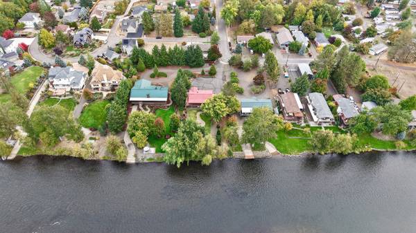 $525,000 / 3br - 1296ft2 - Un Sueño para Pescadores con Mosca en el Rogue! (78 Maple Drive, Shady Cove)64305205536641124