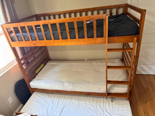 Bunkbed with trundle, 3 mattresses 1
