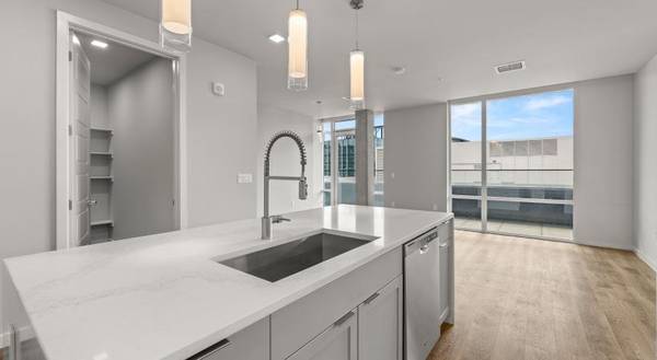 $1,650 / 638ft2 - Live Elevated-Rooftop Dog Park, Fitness Center & Free Rent! (Downtown Portland)64039058921985121