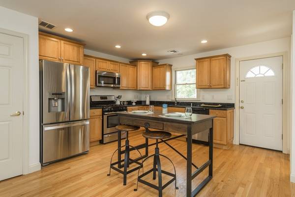 $3,900 / 3br - East Boston 3 Bed/2.5 Bath Townhouse-Style Condo | Eutaw St (East Boston)64034776789377122