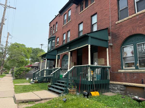 $300 / 2br - 900ft2 - EZ move-Nice view overlook downtown St Paul Saints Stadium (St. Paul)63797856604417121