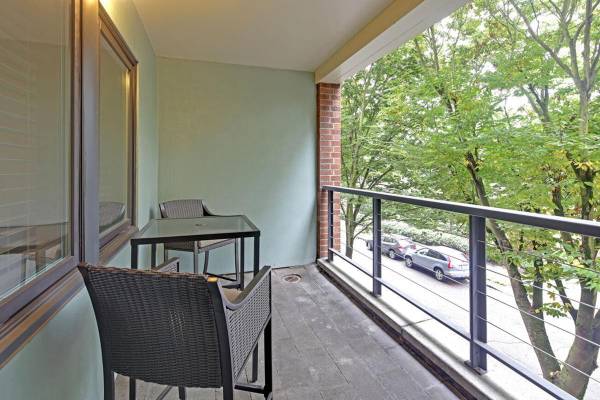 $2,795 / 1br - 894ft2 - Ample cabinetry, Track lighting with dimmers (Capitol Hill, Seattle Wa)63773355364353122