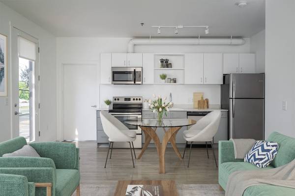 $1,950 / 2br - 773ft2 - Spacious 2 Bedroom! In Unit W/D! Pets Welcome! Central Location! (Portland - 7-Minute Drive to Mt. Tabor Park)63672547742849122