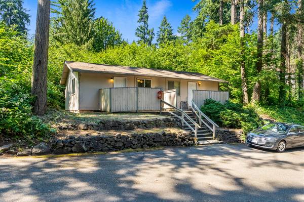 $1,295 / 1br - Enjoy a beautiful, secluded home within the friendly Timberlake duplex (Lacey)63874306684673120