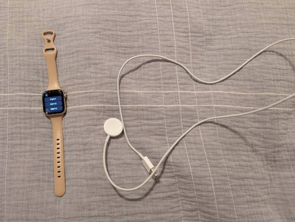 Apple Watch SE (40mm) – Fully Functional –  Corner Cracks – $75 OBO 1