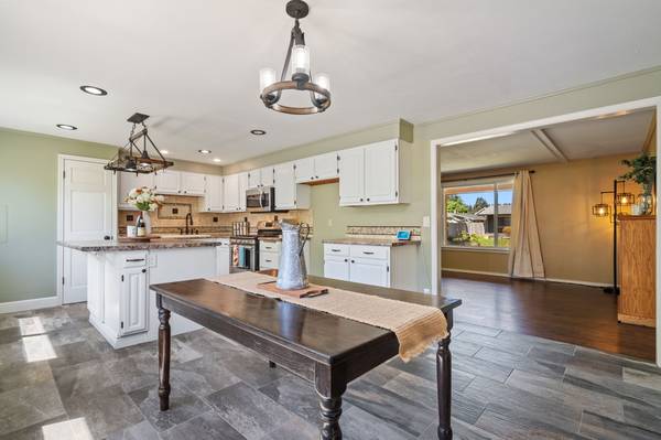 $580,000 / 4br - 2088ft2 - Beautiful 4-Bedroom Home with Bonus Space, Heated Garage (Vancouver)64218946441731124