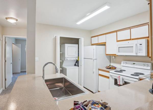 $1,865 / 2br - 50% OFF 1Mo or 3Mo UTILS INCL + Seasonal Pool, Jacuzzi + Renovated (Beaverton)63914853875203122