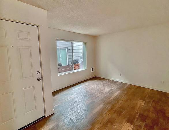 $1,725 / 2br - Área conveniente de dos habitaciones + zona transitable en bicicleta / a pie - Se permiten perros y gatos (Milwaukie Heights)63615726484739123