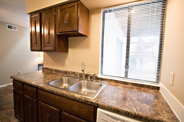 $1,250 / 2br - 900ft2 - 2 x 2 won't last long! Stop by Britain Towne Apartments! (Bellevue)64021008966275121