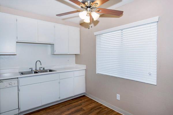 $2,045 / 2br - ¡Euclid Oaks! 2x1.5! Estacionamiento, A/C y Lavandería en el lugar! (San Diego)63663921867907123