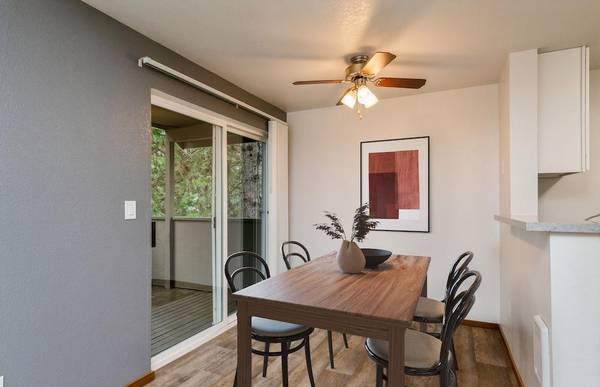 $1,775 / 2br - 950ft2 - New Upgrades, Coffee Bar, Seasonal Pool, In Unit Laundry63808131253121122