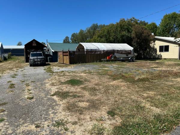 Home for sale on valuable light industrial property - $525,000 (Bellingam 3011 bennett drive)63435874397185121